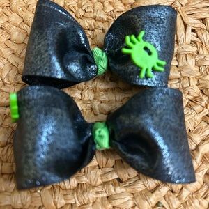 Boutique black w/ green spider Halloween pair of hair bows for pigtails